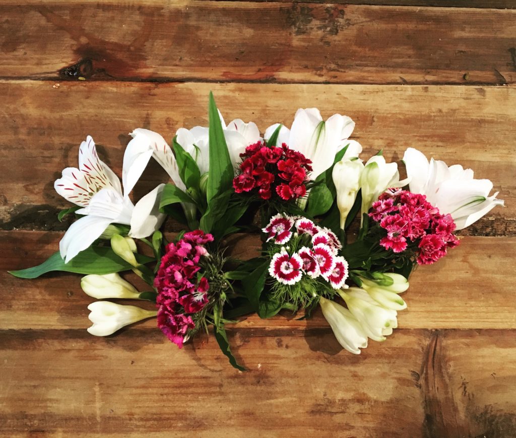 Blumen kürzen für DIY-Blumenband