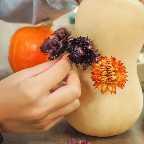 Kürbis mit Blumen bestecken