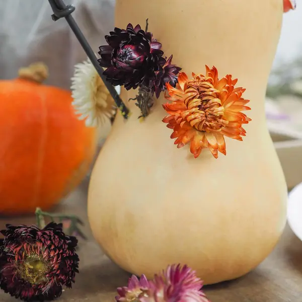 Löcher für Trockenblumen