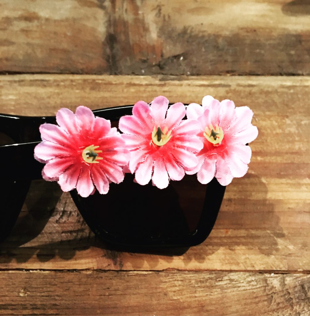 DIY-Sonnenbrille mit drei Blüten